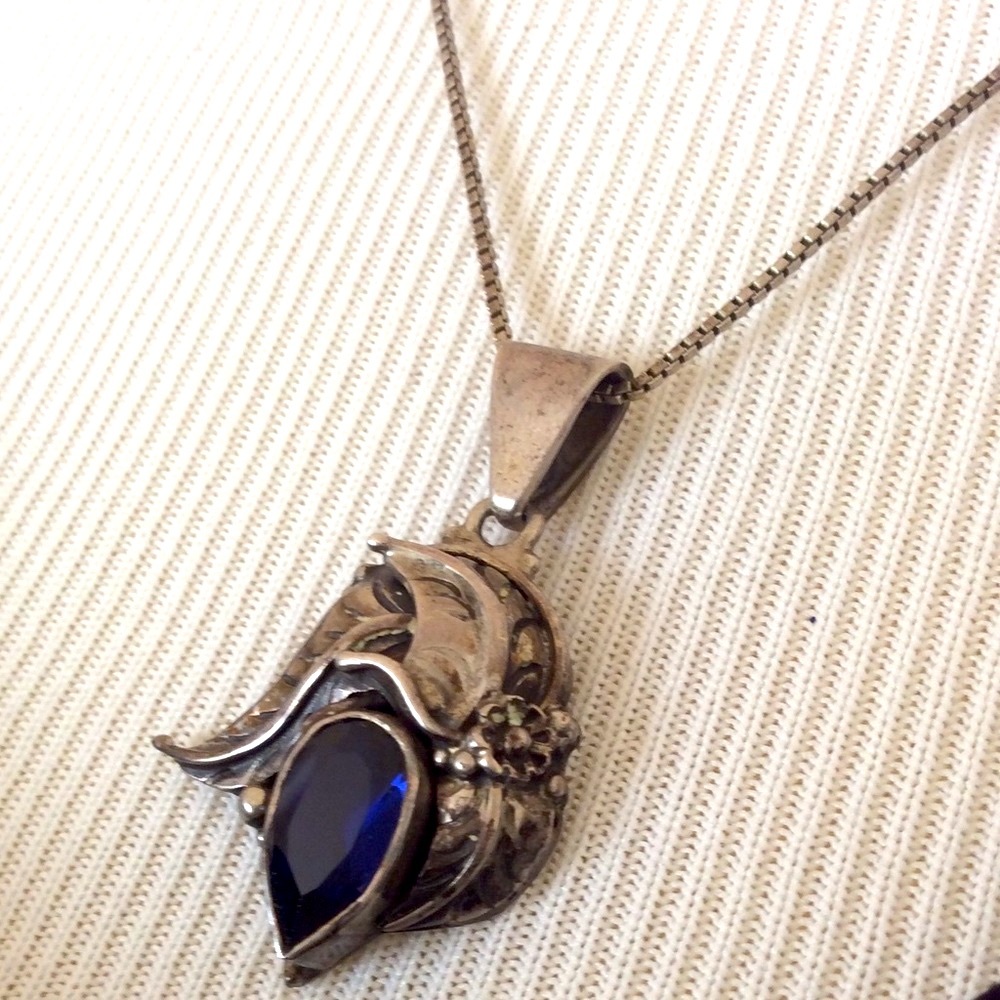 Sterling Silver pendant & chain Synthetic sapphire